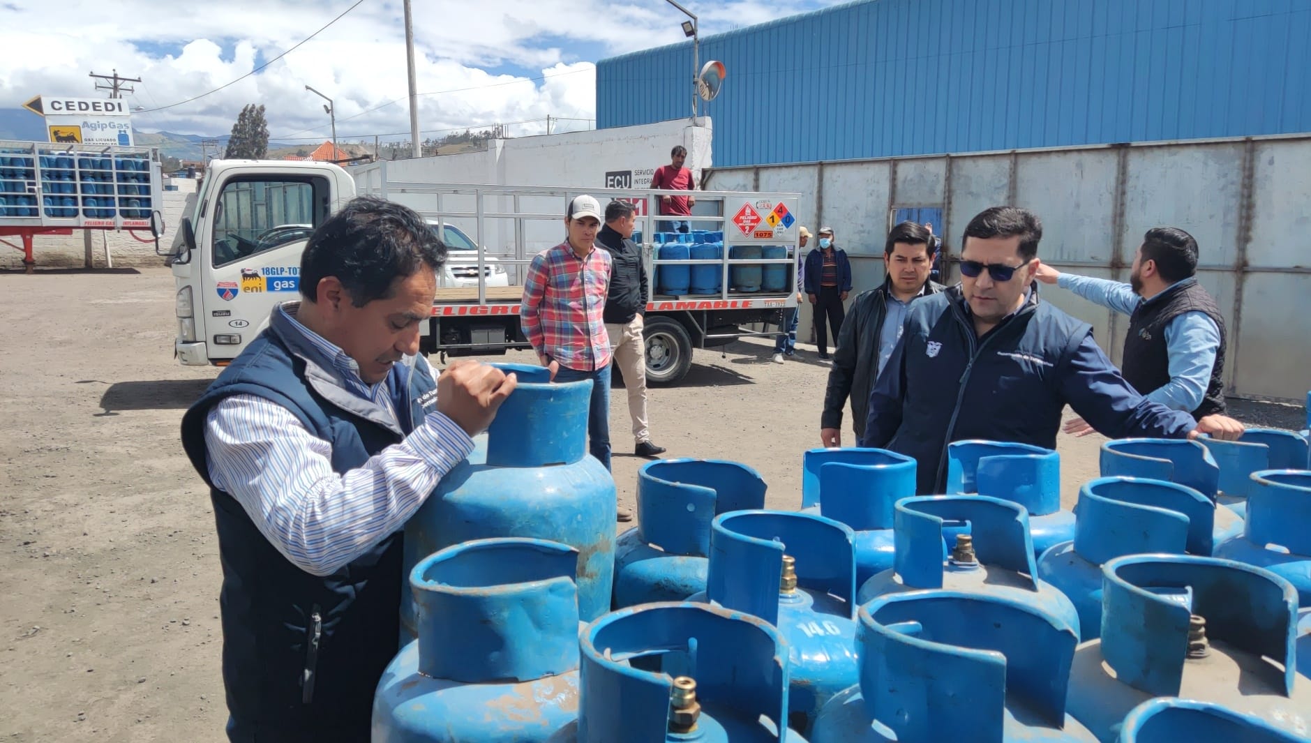 Gobernador de Tungurahua, Fernando Gavilanes, lidera los controles de precios de productos de primera necesidad, combustible y gas licuado de petróleo.