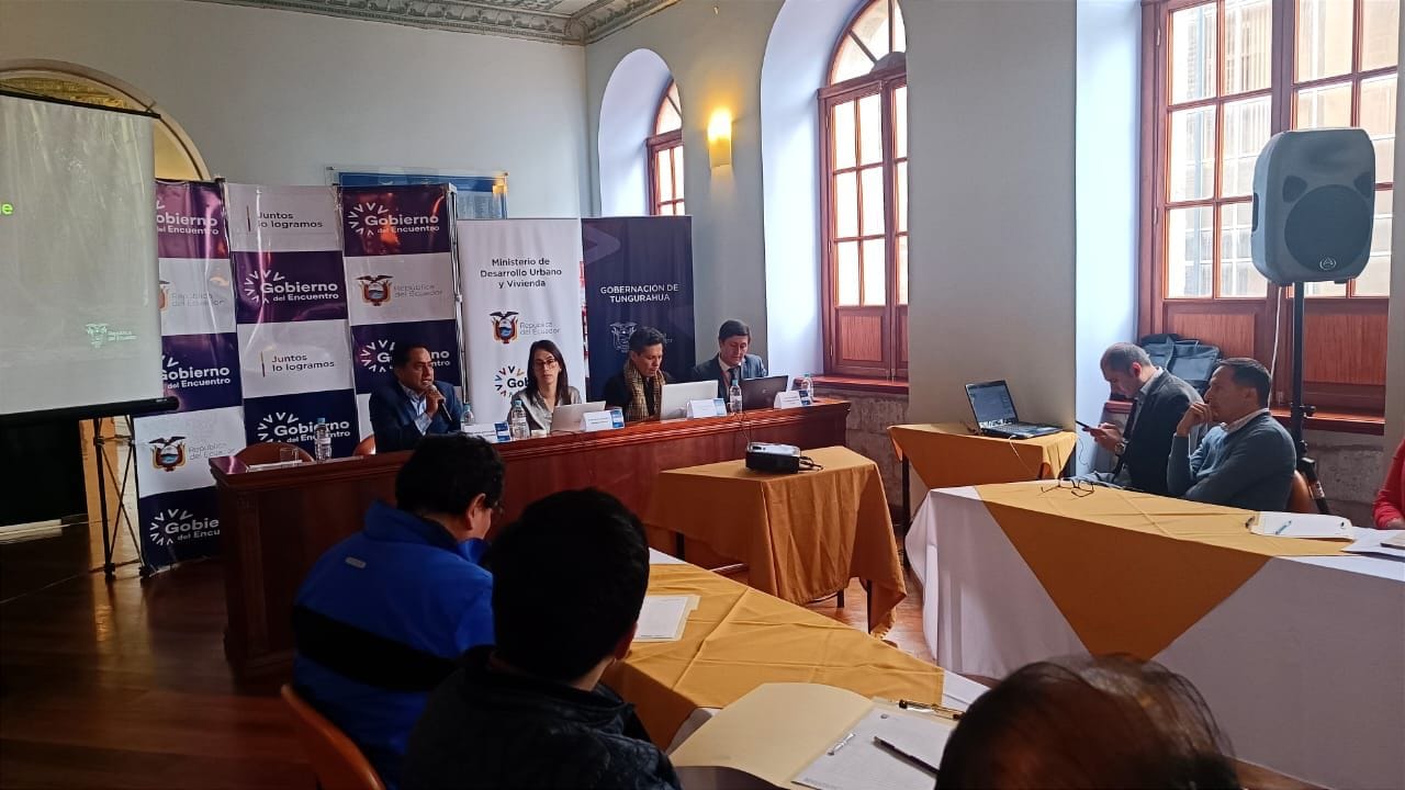 En la Gobernación de Tungurahua se realiza la mesa de trabajo con la participación de la Ministra de Desarrollo Urbano y Vivienda Gabriela Aguilera