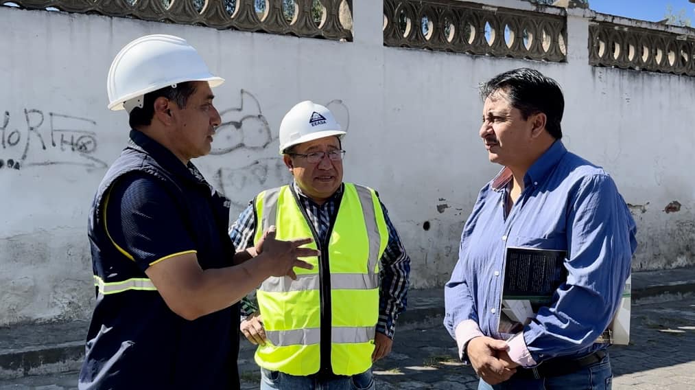 La Gobernación de Tungurahua  y la Empresa Eléctrica de Ambato realizan un recorrido por el Barrio La Vicentina, a fin de constatar el avance en el cambio de postes, iluminarias tipo LED y el soterramiento de cables