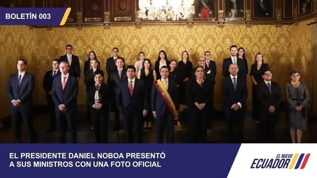 El presidente del Ecuador Daniel Noboa recibió a su gabinete ministerial para la primera foto oficial 