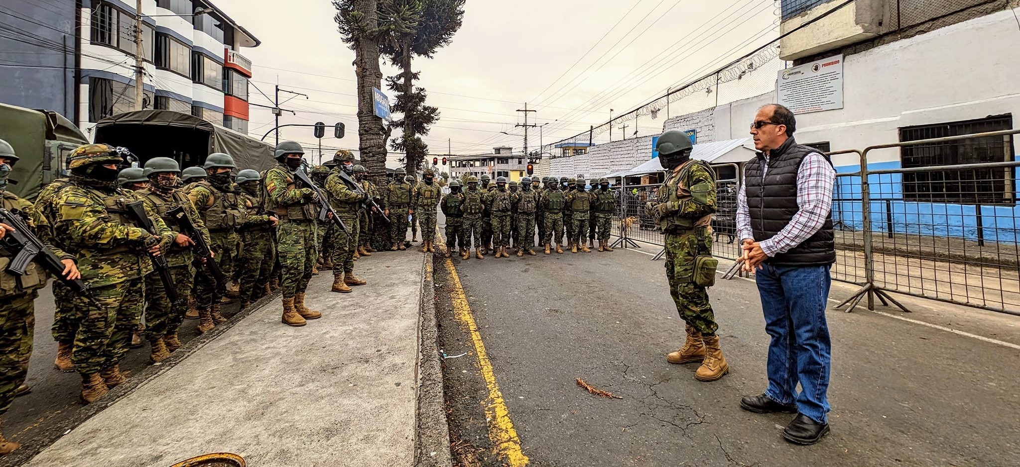 Santiago Vargas Gobernador de la provincia de Tungurahua junto a Betty Yupangui Coordinadora Zonal 3 del Ministerio de Gobierno y altos mandos militares recorrieron el pabellón de máxima seguridad Juan Montalvo.