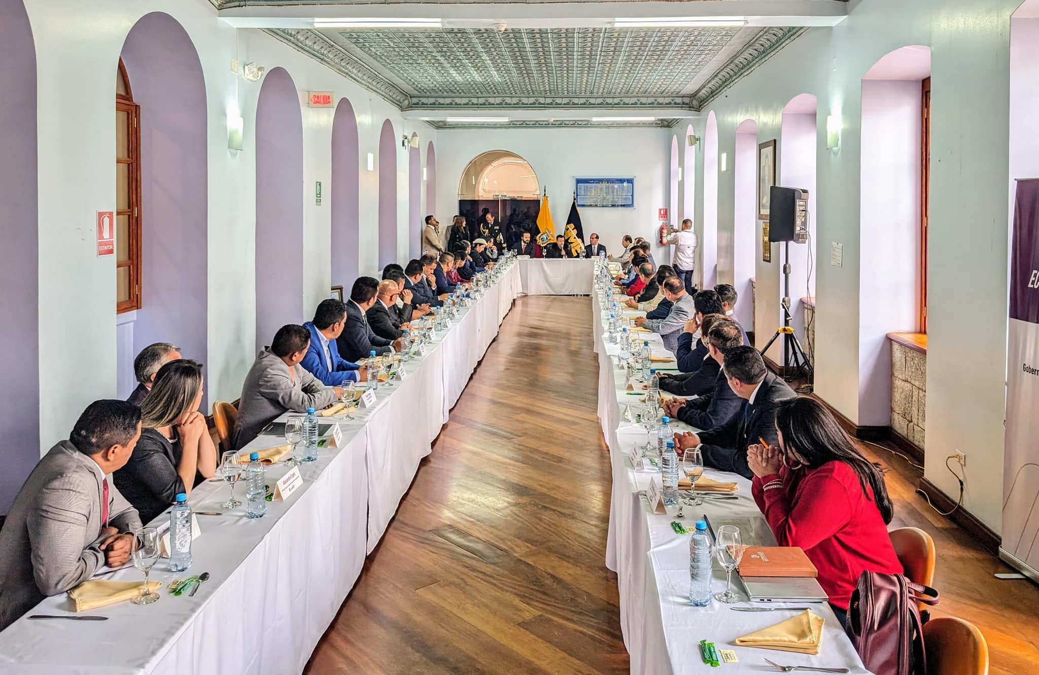 El presidente Daniel Noboa visitó la Gobernación de Tungurahua, donde mantuvo una reunión de trabajo con las principales autoridades gubernamentales de la provincia y la Asociación de Municipalidades Ecuatorianas AME, pertenecientes a la Zona 3.