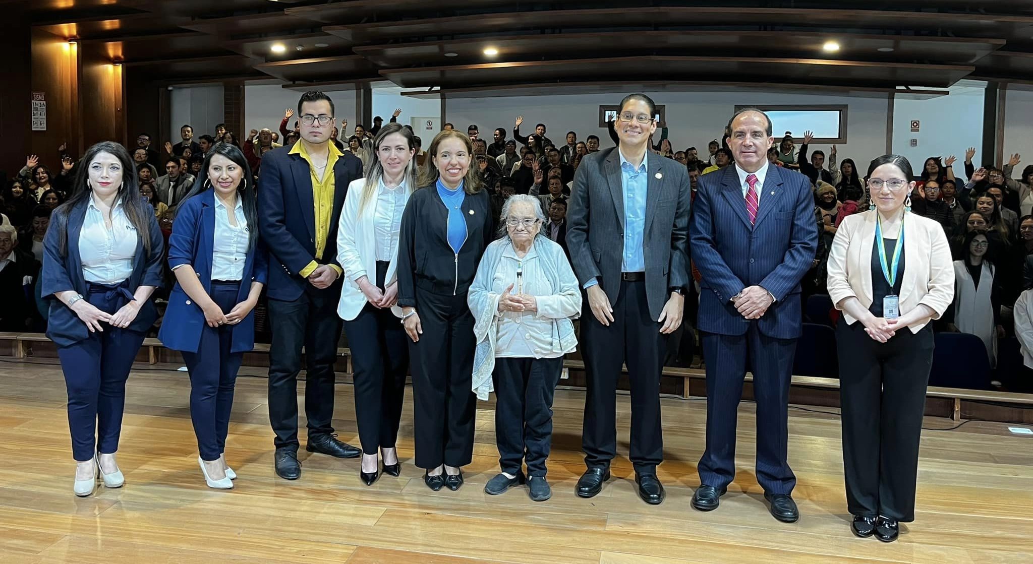 El Gobernador de Tungurahua, recibió la visita del Ministro de Telecomunicaciones y de la Sociedad de la Información César Martín. A través del proyecto: Puntos Digitales Gratuitos Mega Ambato, se llevó a cabo la certificación de 80 personas del Centro Comercial Popular Simón Bolivar.