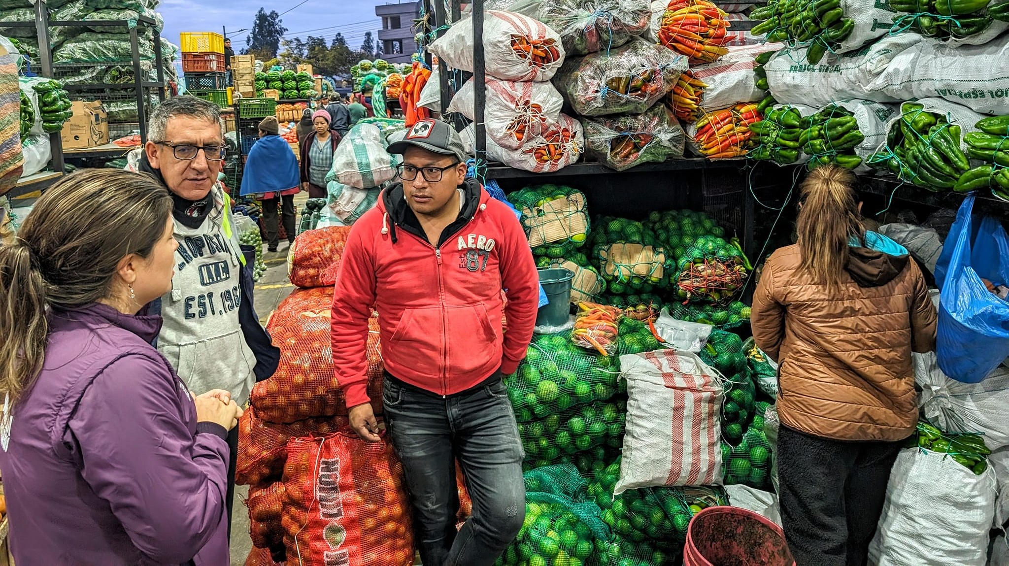 María Belén Haro, Intendenta General de Policía de Tungurahua, en operativo de control de precios en el Mercado Mayorista del cantón Ambato, a fin de evitar la especulación en la venta de productos de primera necesidad.
