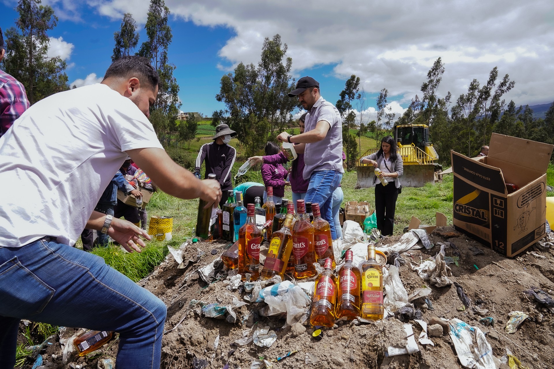 Destruccion de licor artesanal y productos caducados