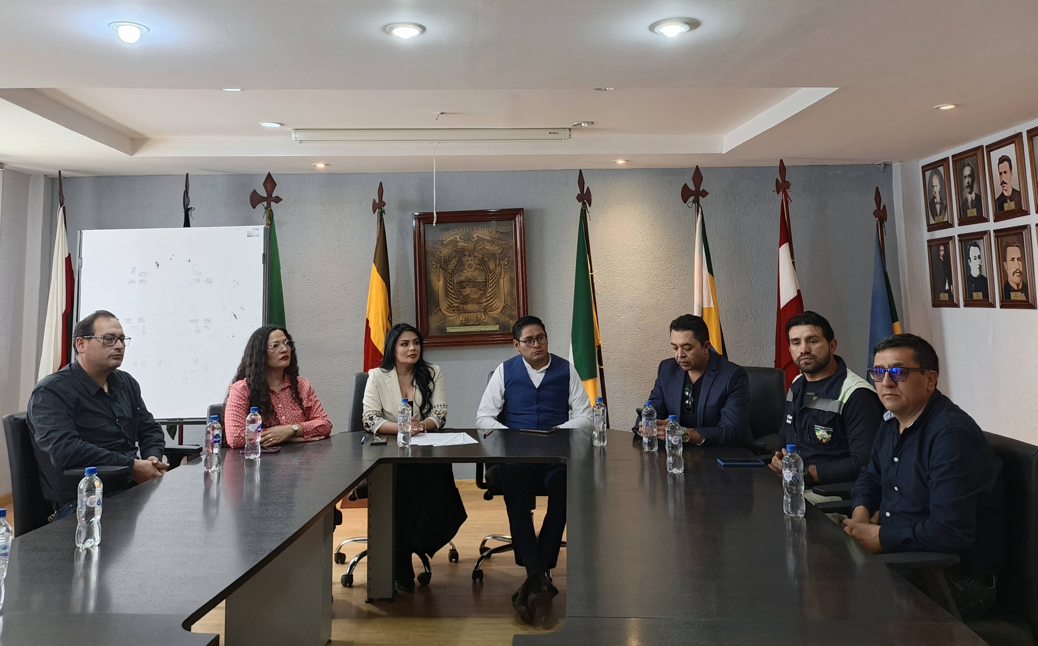 La gobernadora de Tungurahua junto al alcalde de Pillaro en la firma de convenios para fortalecer la seguridad ciudadana.
